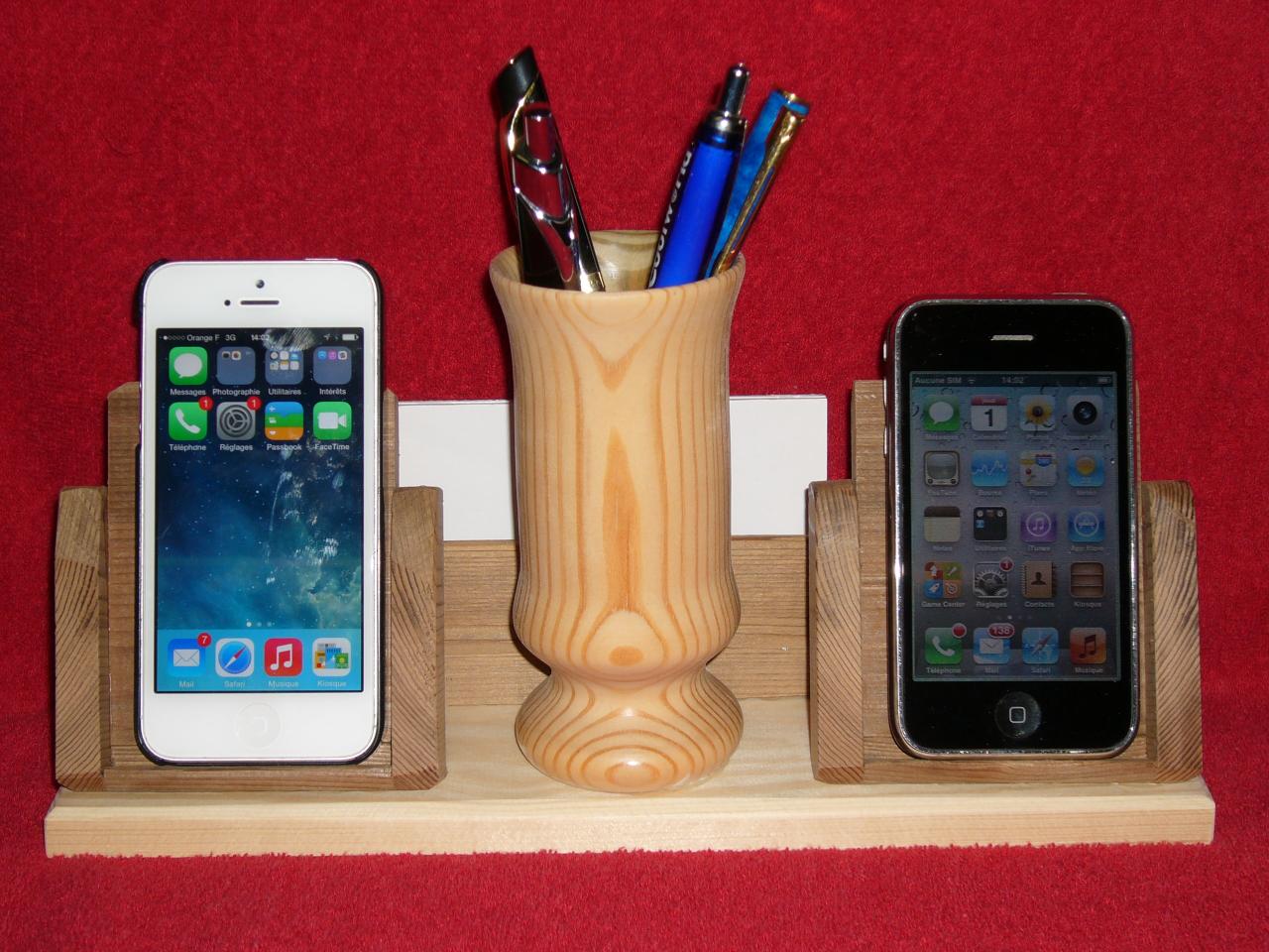 présentoir avec pot à stylos, bloc notes et supports tél.